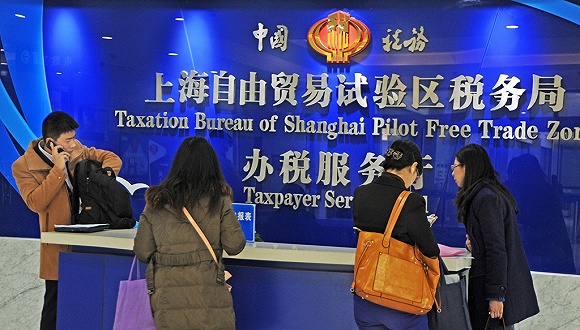 2015年3月12日，纳税人在上海自贸区税务局办理涉税事项。图片来源：视觉中国